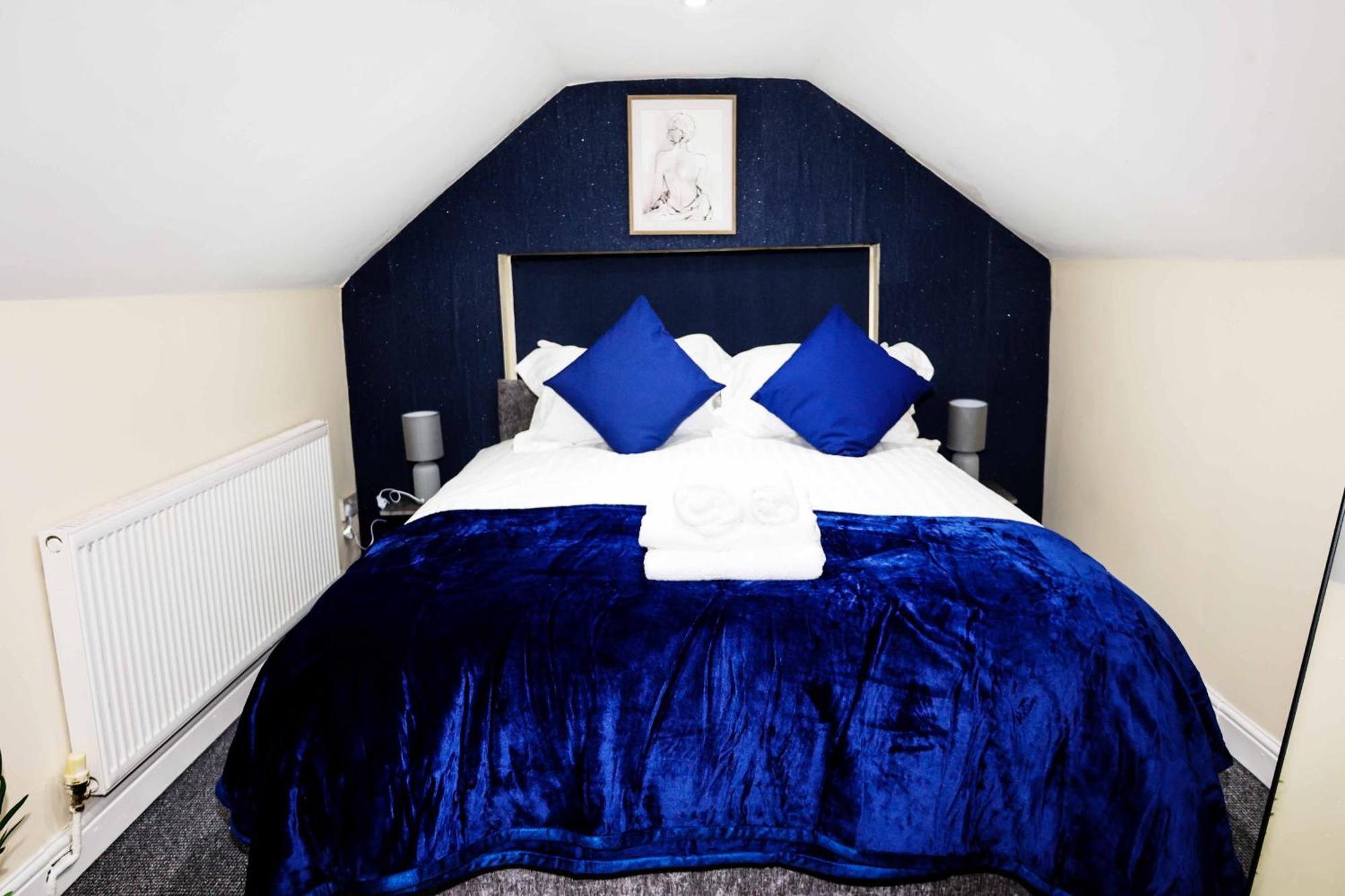Lausory King Bed Living Your Luxe Home Away Nottingham Bagian luar foto