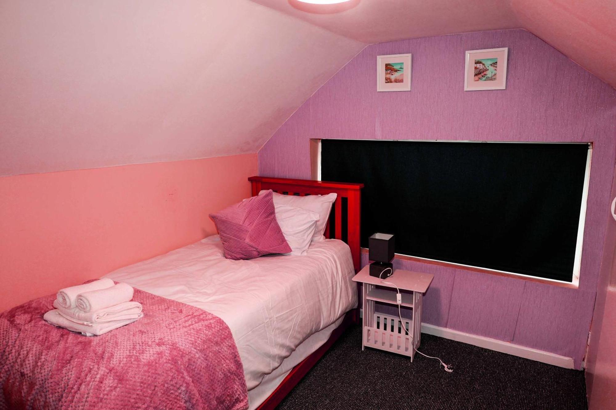 Lausory King Bed Living Your Luxe Home Away Nottingham Bagian luar foto