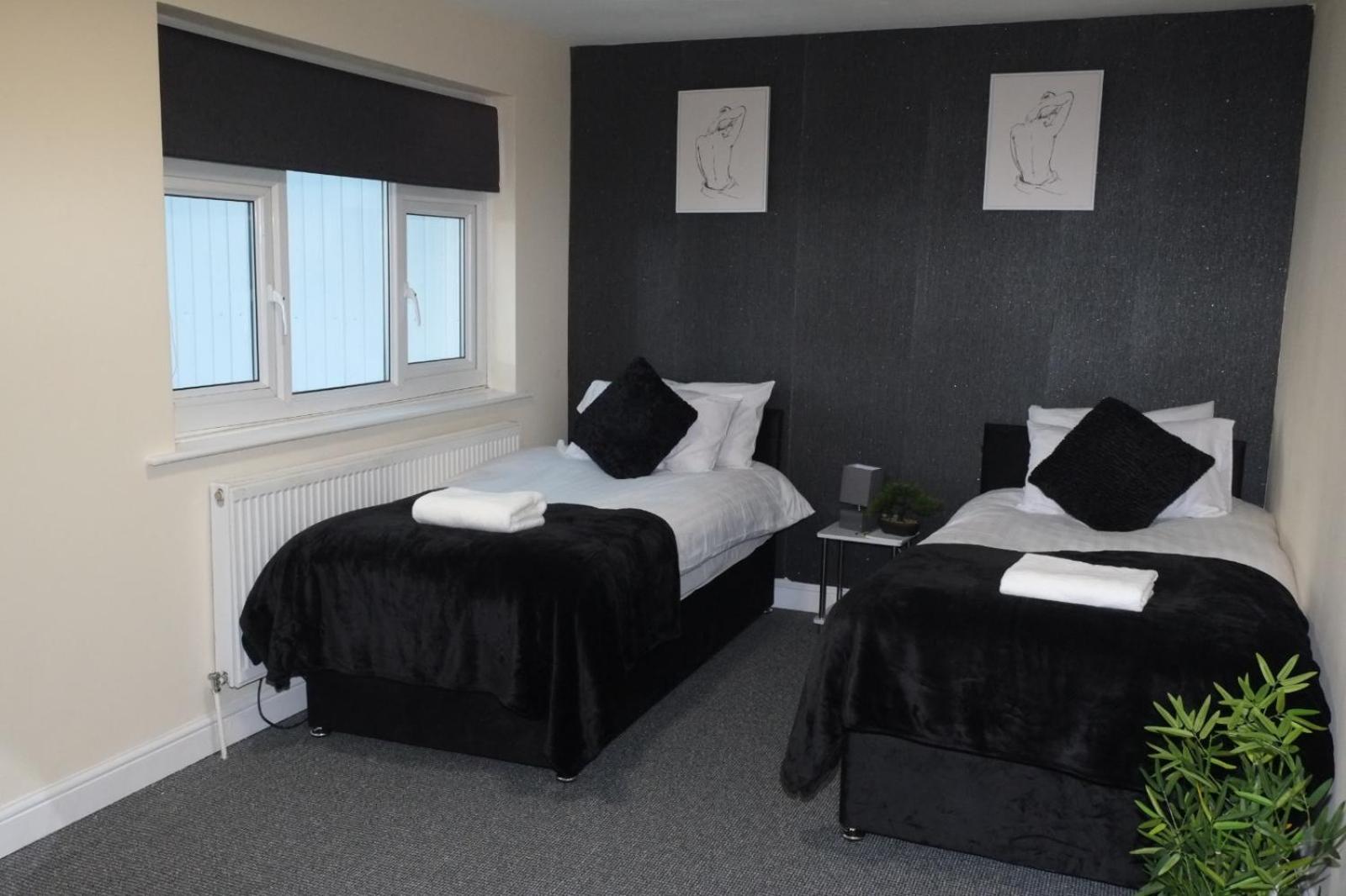 Lausory King Bed Living Your Luxe Home Away Nottingham Bagian luar foto