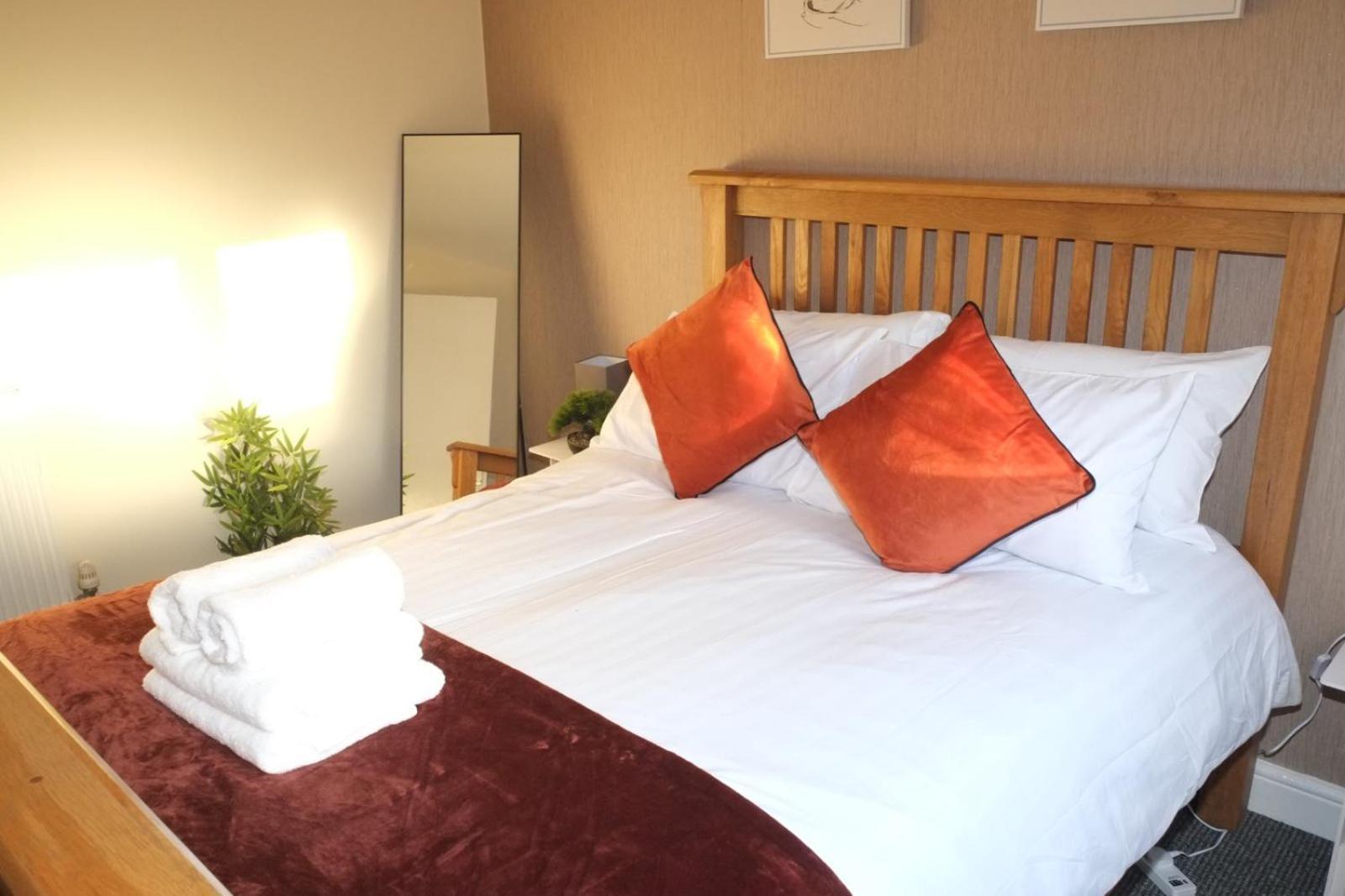 Lausory King Bed Living Your Luxe Home Away Nottingham Bagian luar foto